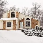 Serenity Falls - Stylish 4Bdr Mountain Retreat, Hot Tub, Pool