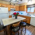 Serenity Falls - Stylish 4Bdr Mountain Retreat, Hot Tub, Pool