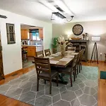 Serenity Falls - Stylish 4Bdr Mountain Retreat, Hot Tub, Pool