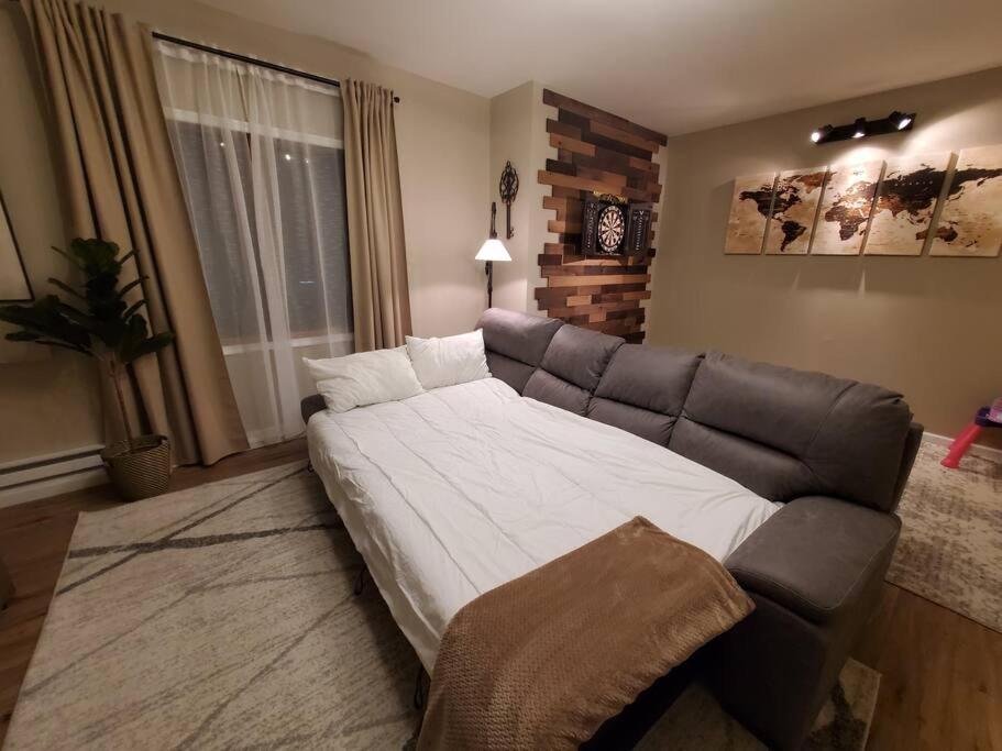 Serenity Falls - Stylish 4bdr Mountain Retreat, Hot Tub, Pool Holiday home *