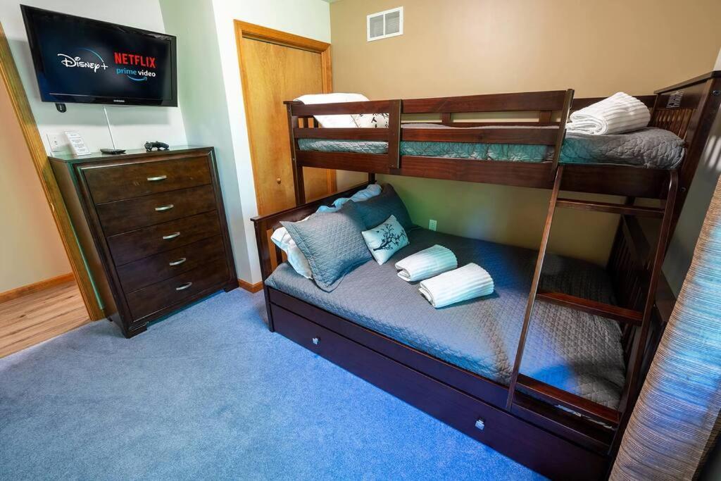 Holiday home Serenity Falls - Stylish 4bdr Mountain Retreat, Hot Tub, Pool East Stroudsburg