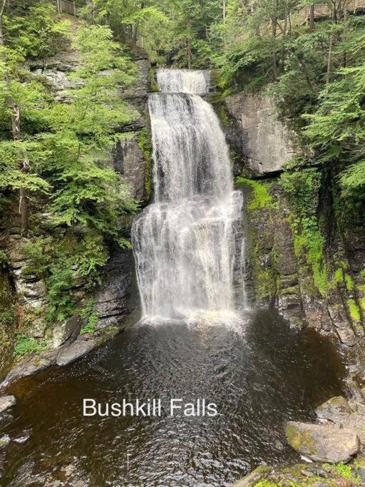 Serenity Falls - Stylish 4bdr Mountain Retreat, Hot Tub, Pool * East Stroudsburg