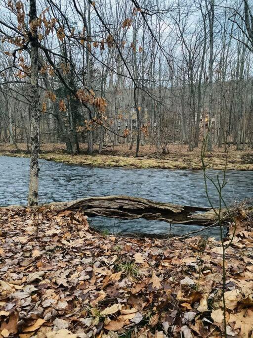 Serenity Falls - Stylish 4bdr Mountain Retreat, Hot Tub, Pool * East Stroudsburg