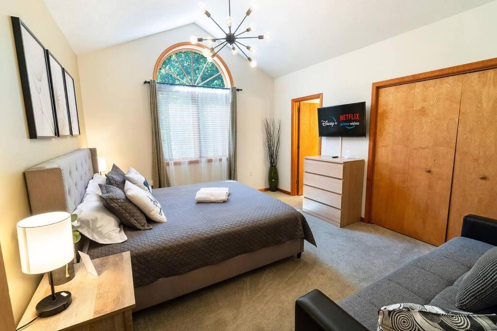 Serenity Falls - Stylish 4bdr Mountain Retreat, Hot Tub, Pool Holiday home