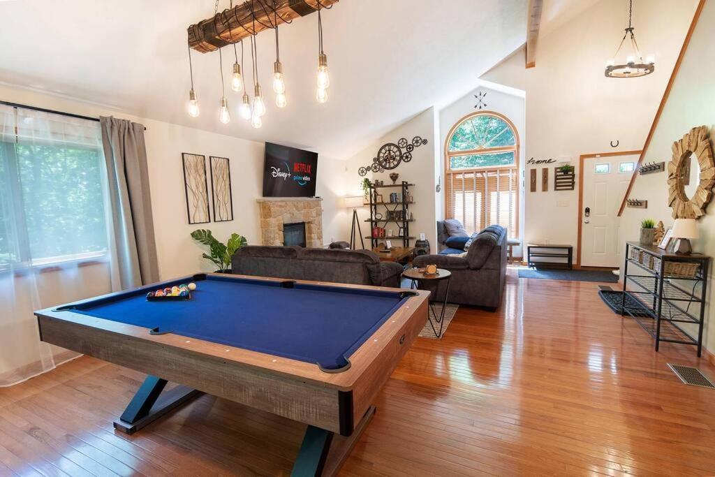 Serenity Falls - Stylish 4bdr Mountain Retreat, Hot Tub, Pool East Stroudsburg