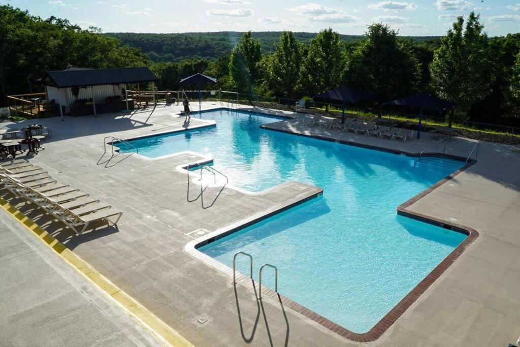 Serenity Falls - Stylish 4bdr Mountain Retreat, Hot Tub, Pool Holiday home