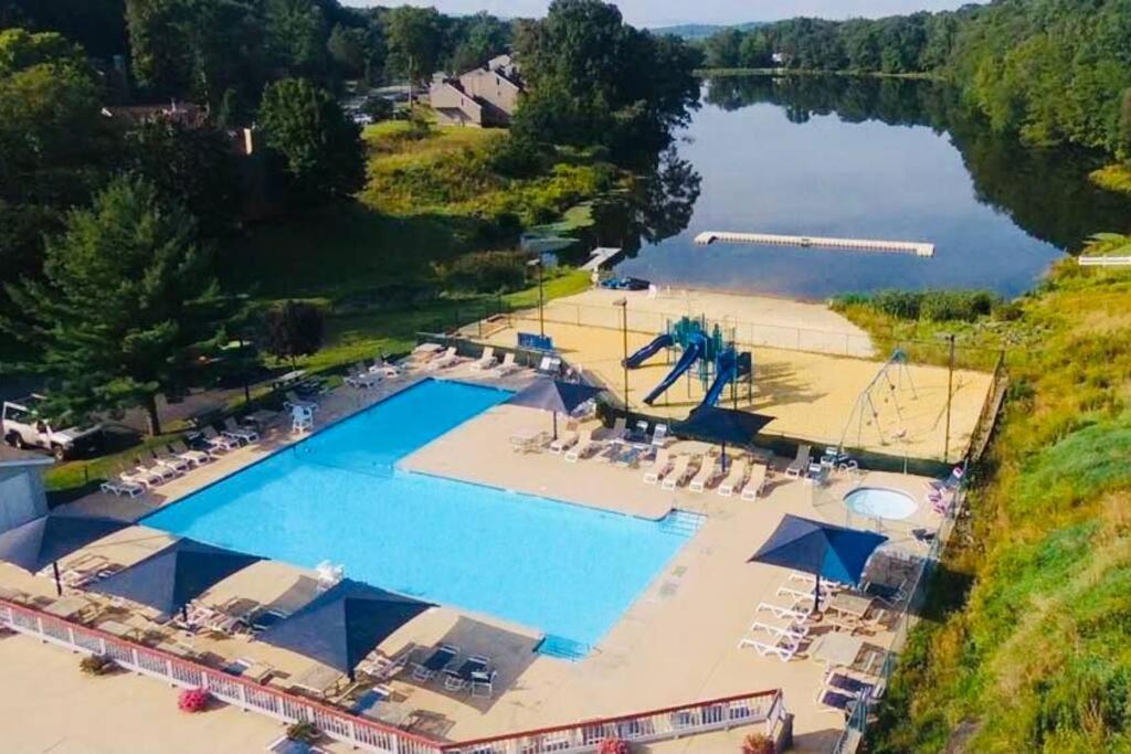 Holiday home Serenity Falls - Stylish 4bdr Mountain Retreat, Hot Tub, Pool
