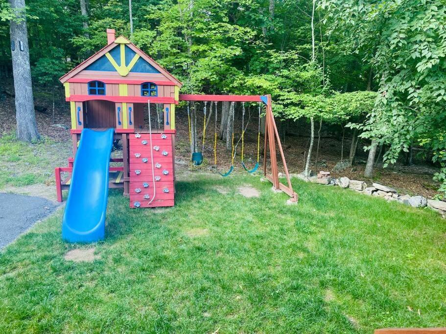 Serenity Falls - Stylish 4bdr Mountain Retreat, Hot Tub, Pool East Stroudsburg