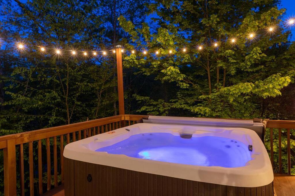 Holiday home Serenity Falls - Stylish 4bdr Mountain Retreat, Hot Tub, Pool