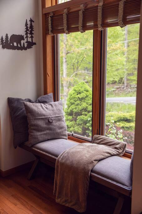 Serenity Falls - Stylish 4bdr Mountain Retreat, Hot Tub, Pool