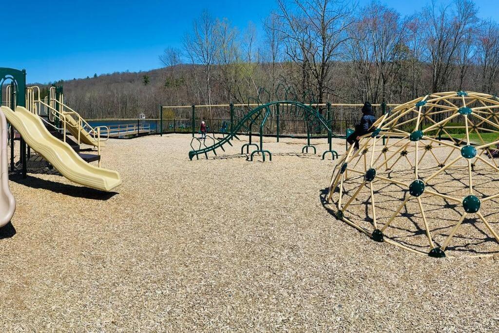 Serenity Falls - Stylish 4bdr Mountain Retreat, Hot Tub, Pool East Stroudsburg