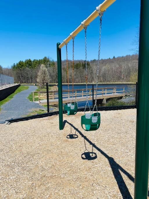 Serenity Falls - Stylish 4bdr Mountain Retreat, Hot Tub, Pool *