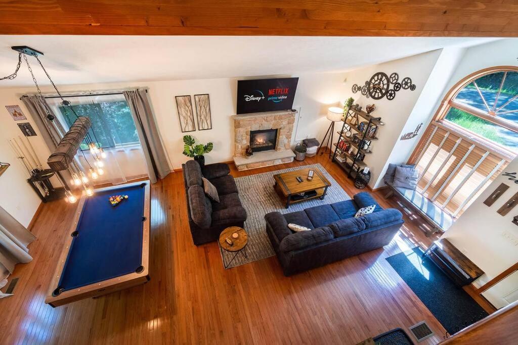 Serenity Falls - Stylish 4bdr Mountain Retreat, Hot Tub, Pool Holiday home