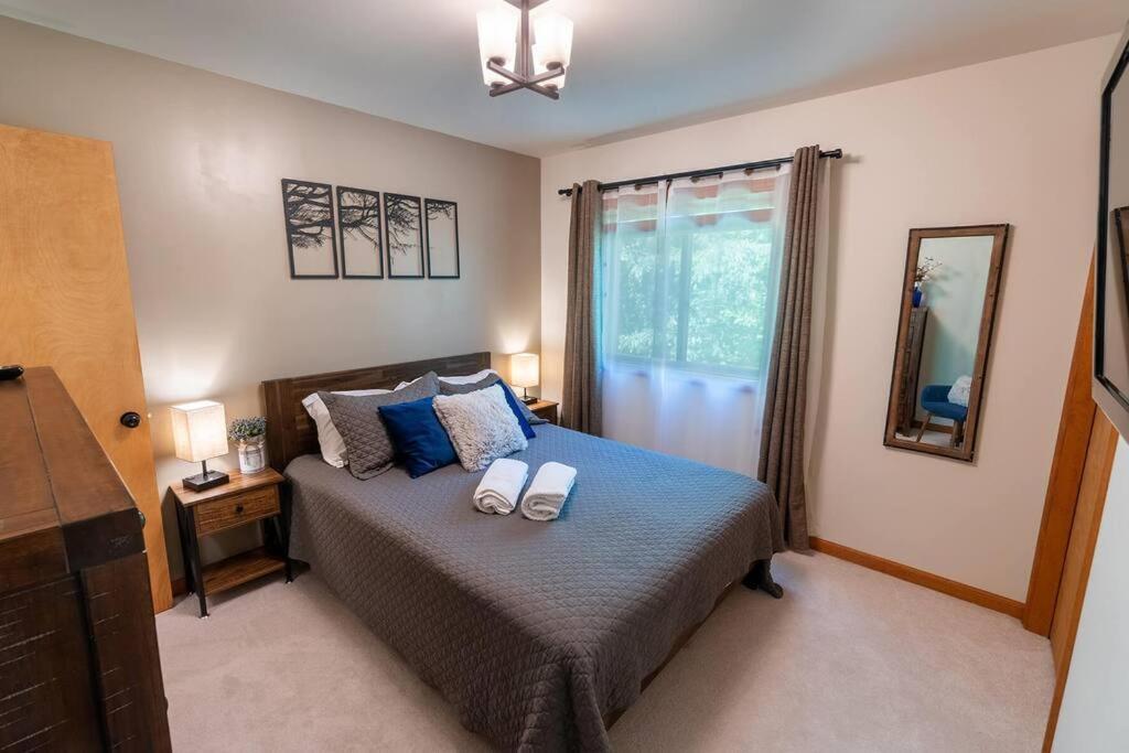 Serenity Falls - Stylish 4bdr Mountain Retreat, Hot Tub, Pool East Stroudsburg