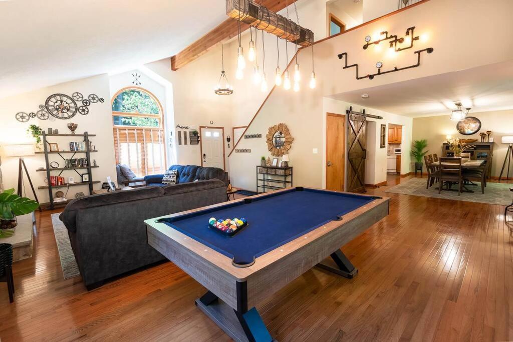 Holiday home Serenity Falls - Stylish 4bdr Mountain Retreat, Hot Tub, Pool *