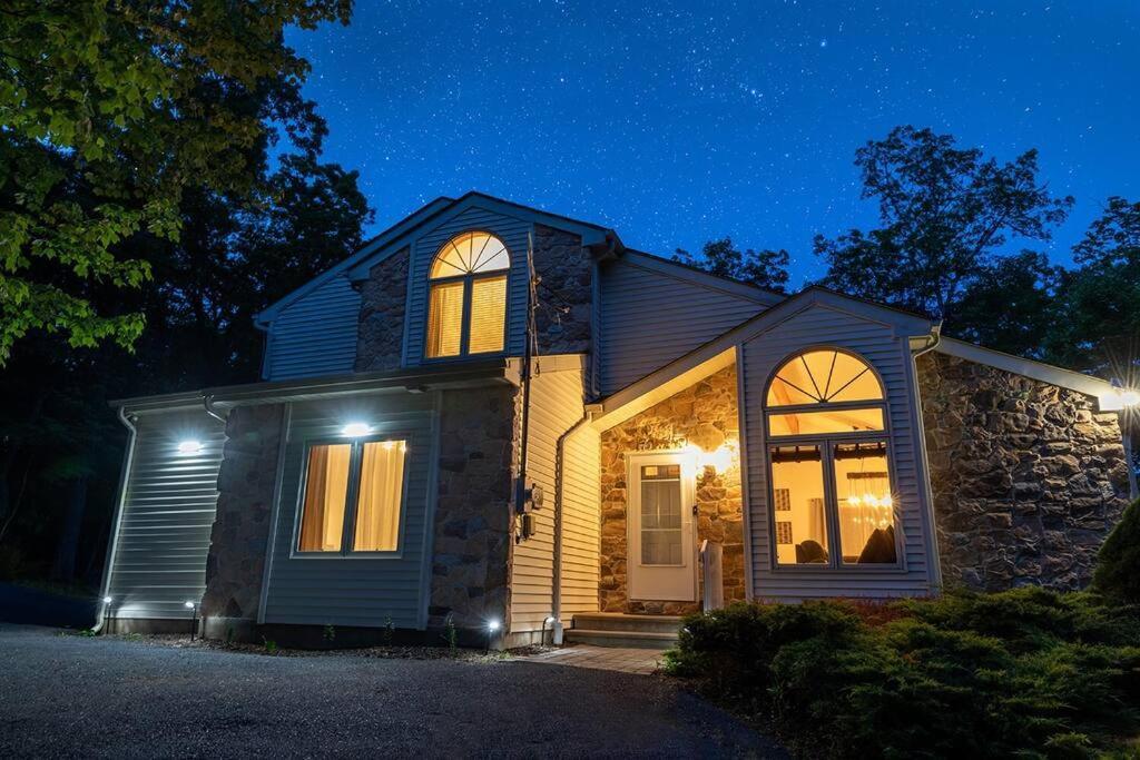 Serenity Falls - Stylish 4bdr Mountain Retreat, Hot Tub, Pool *