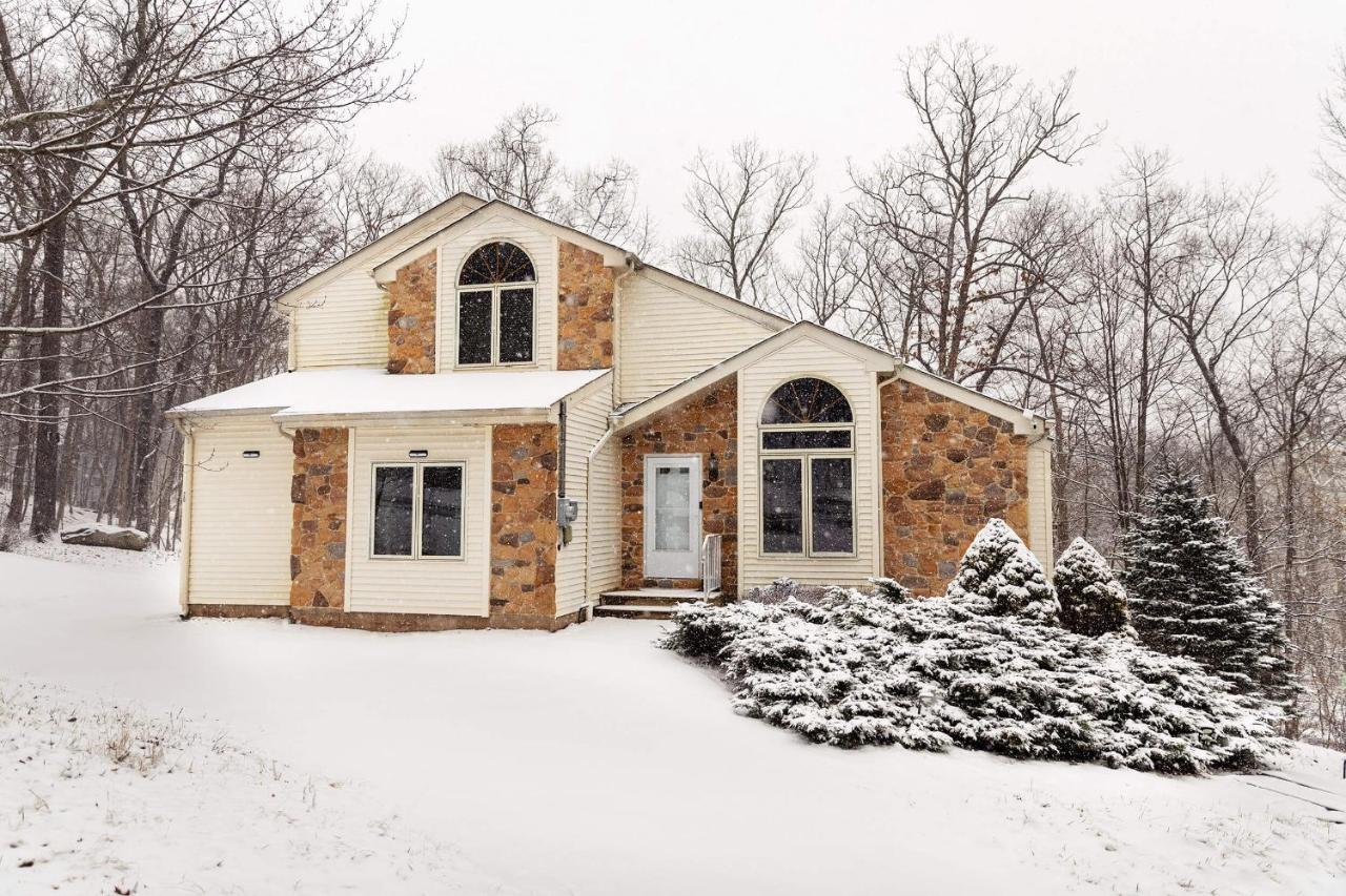 Serenity Falls - Stylish 4bdr Mountain Retreat, Hot Tub, Pool *