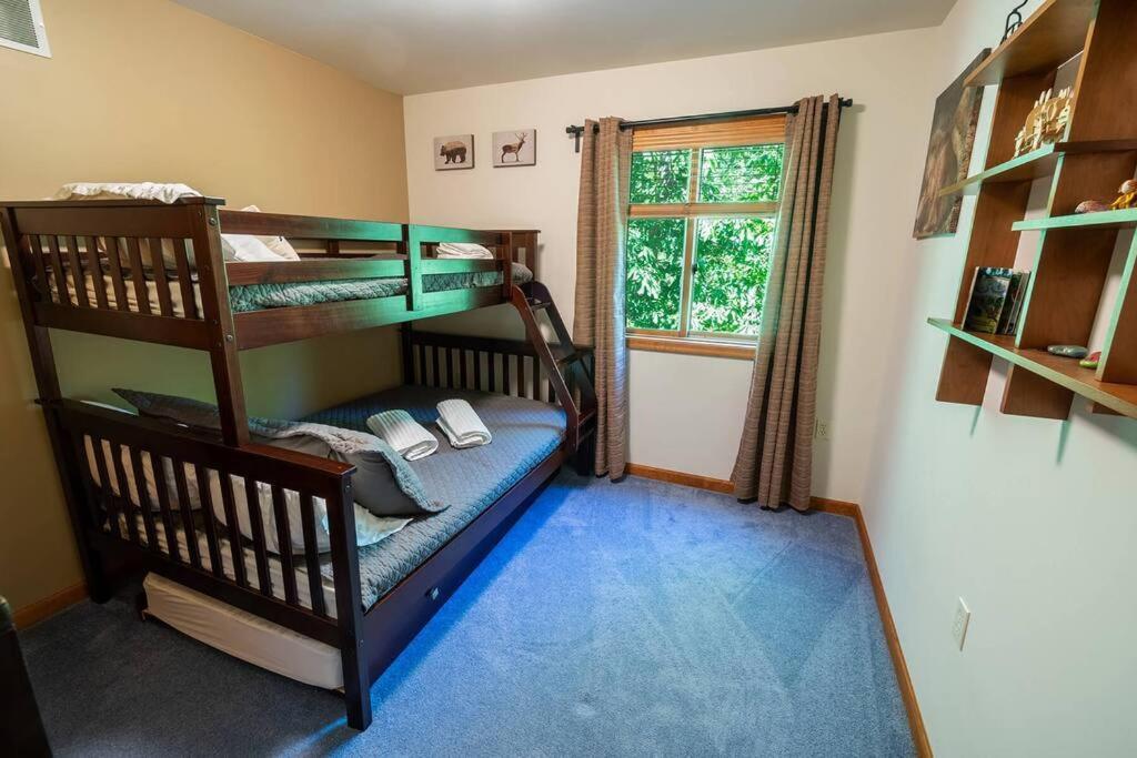 Serenity Falls - Stylish 4bdr Mountain Retreat, Hot Tub, Pool Holiday home