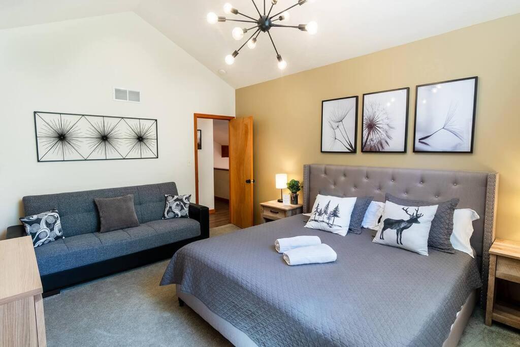 Serenity Falls - Stylish 4bdr Mountain Retreat, Hot Tub, Pool Holiday home *