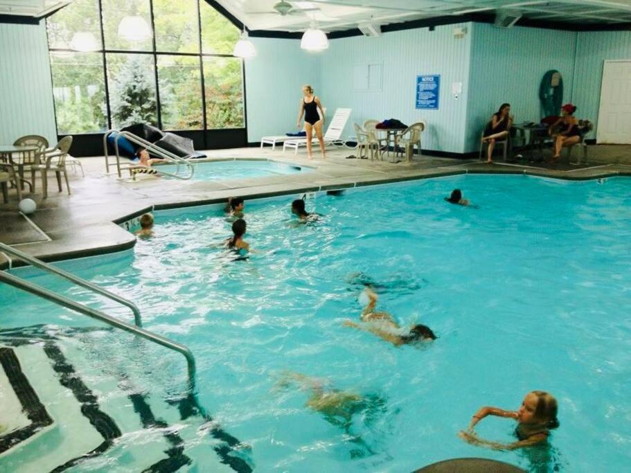 Serenity Falls - Stylish 4bdr Mountain Retreat, Hot Tub, Pool Holiday home