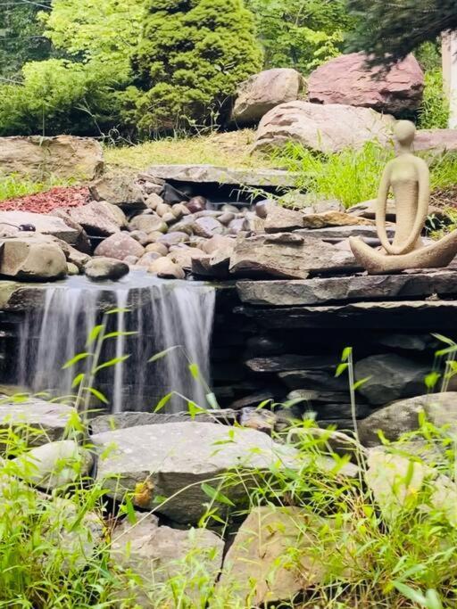 Serenity Falls - Stylish 4bdr Mountain Retreat, Hot Tub, Pool *