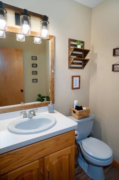 Serenity Falls - Stylish 4bdr Mountain Retreat, Hot Tub, Pool Holiday home *