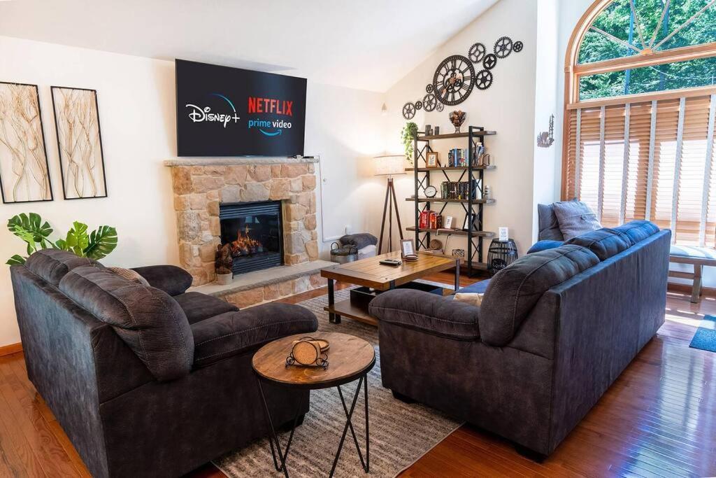 Holiday home Serenity Falls - Stylish 4bdr Mountain Retreat, Hot Tub, Pool