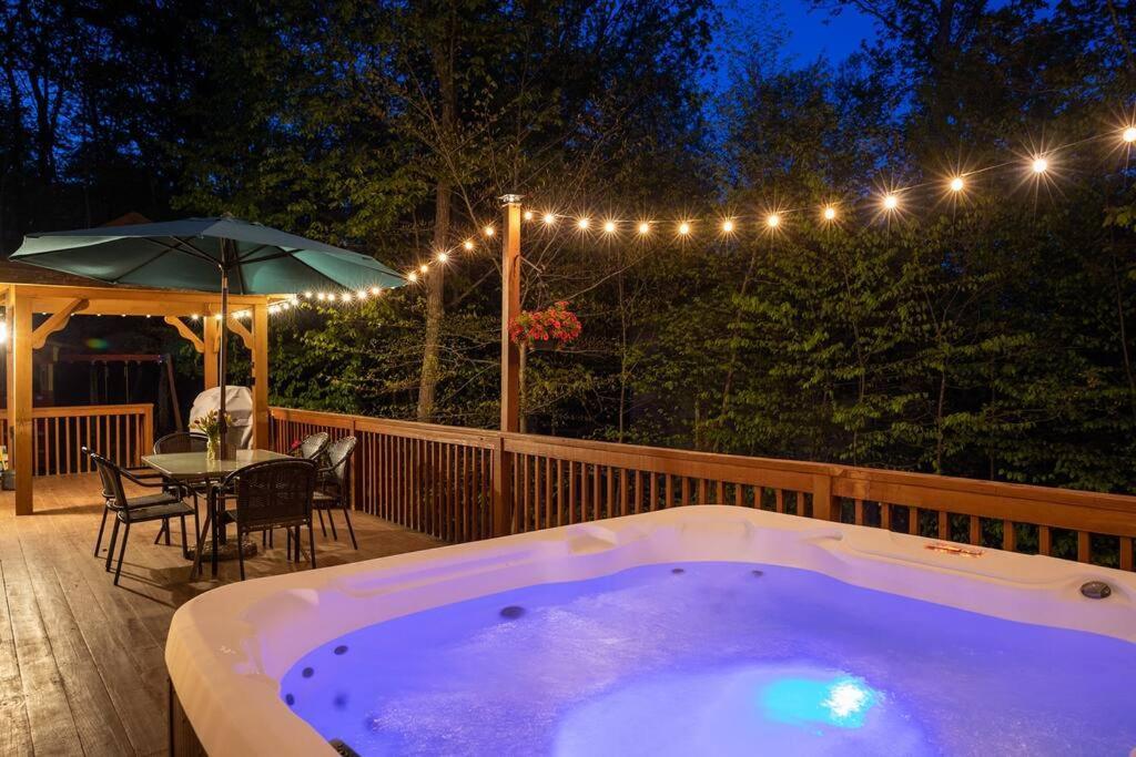 Serenity Falls - Stylish 4bdr Mountain Retreat, Hot Tub, Pool Holiday home East Stroudsburg