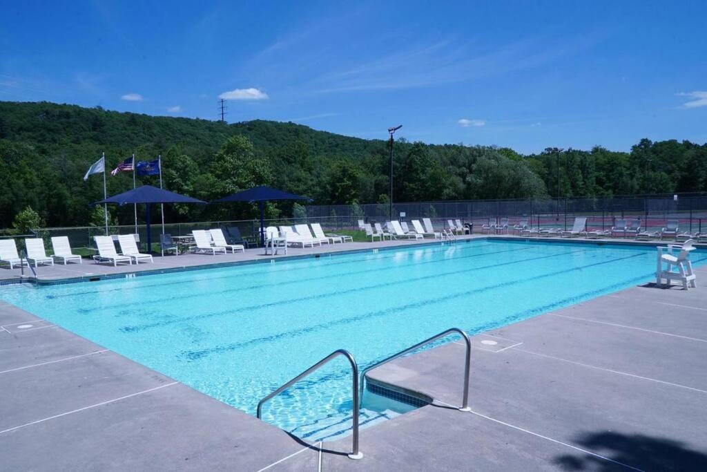 Serenity Falls - Stylish 4bdr Mountain Retreat, Hot Tub, Pool Holiday home