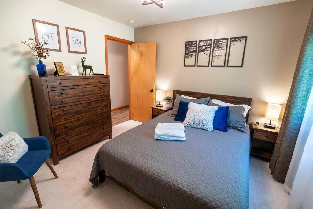 Holiday home Serenity Falls - Stylish 4bdr Mountain Retreat, Hot Tub, Pool *