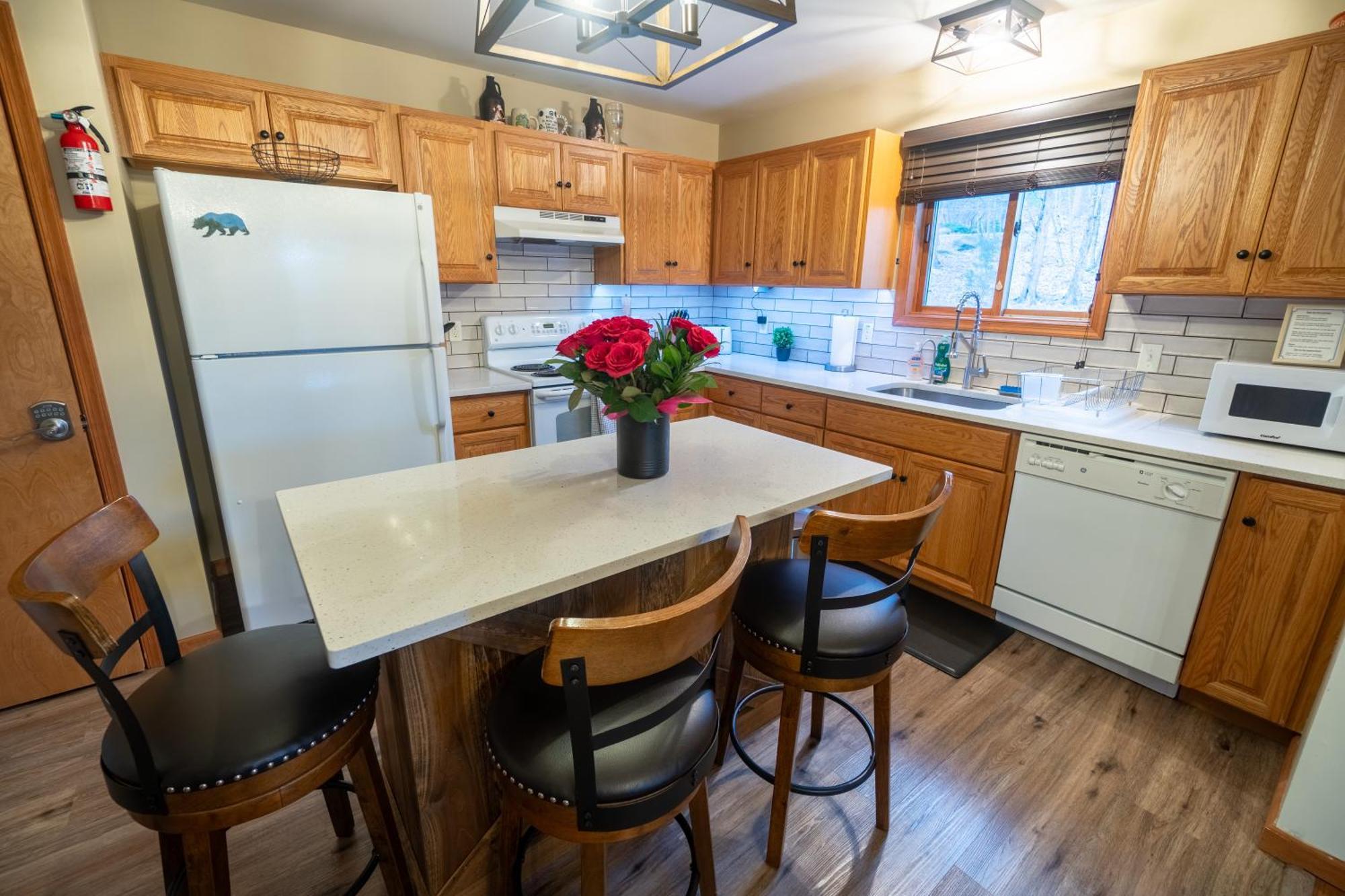 Serenity Falls - Stylish 4bdr Mountain Retreat, Hot Tub, Pool