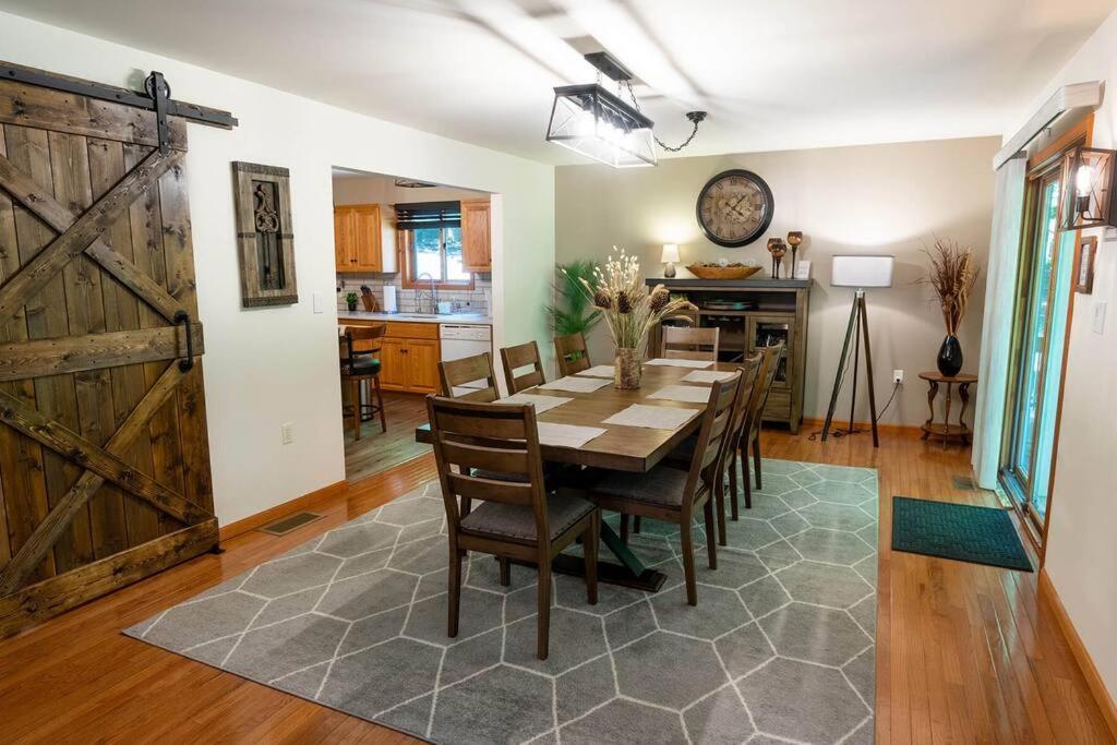 Serenity Falls - Stylish 4bdr Mountain Retreat, Hot Tub, Pool Holiday home