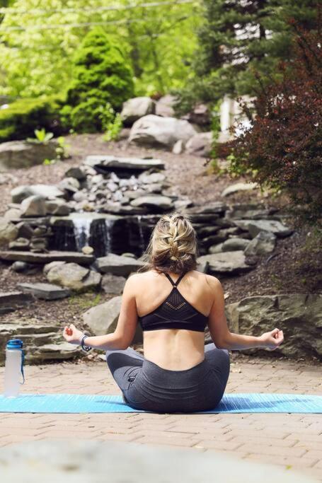 Serenity Falls - Stylish 4bdr Mountain Retreat, Hot Tub, Pool *