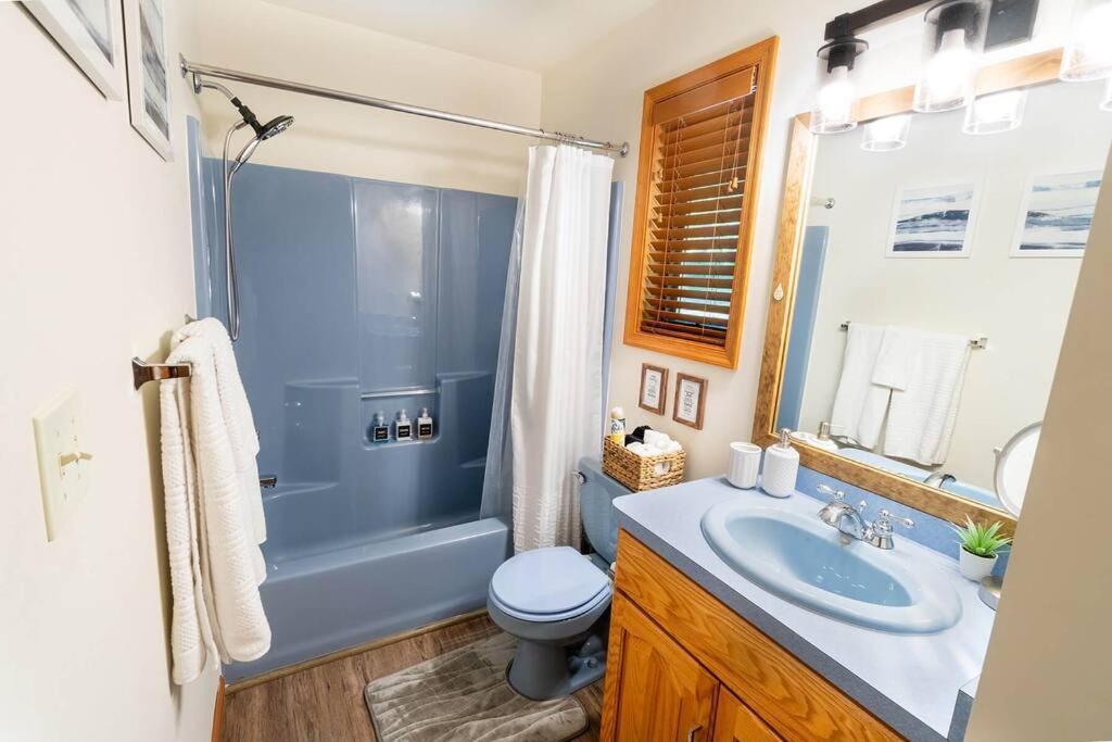 Serenity Falls - Stylish 4bdr Mountain Retreat, Hot Tub, Pool