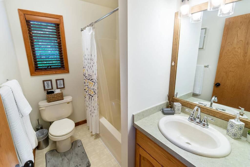 Holiday home Serenity Falls - Stylish 4bdr Mountain Retreat, Hot Tub, Pool East Stroudsburg