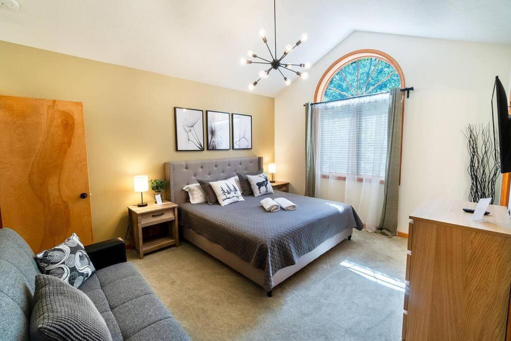 Serenity Falls - Stylish 4bdr Mountain Retreat, Hot Tub, Pool East Stroudsburg