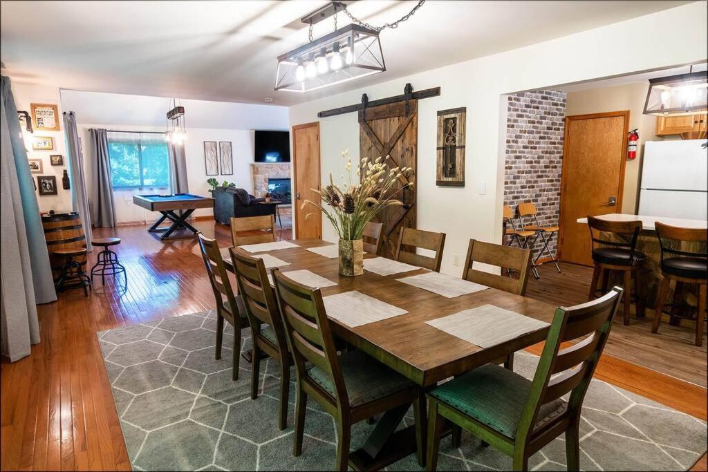Serenity Falls - Stylish 4bdr Mountain Retreat, Hot Tub, Pool Holiday home